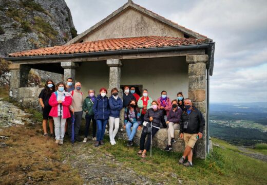Dezaseis peregrinos visitan o Pico Sacro